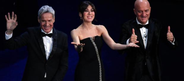 Fausto Leali fa irruzione sul palco di Sanremo Fausto Leali fa irruzione sul palco di Sanremo