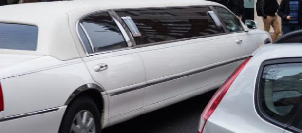 Bari, a 8 anni va a scuola in limousine: le altre mamme protestano Bari, a 8 anni va a scuola in limousine: le altre mamme protestano