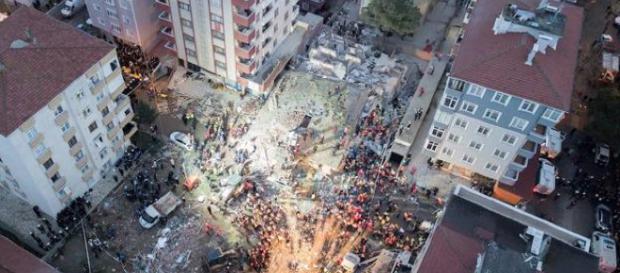 Los cadáveres quedaron sepultados al derrumbarse el edificio en la metrópolis turca. - larioja.com Los cadáveres quedaron sepultados al derrumbarse el edificio en la metrópolis turca. - larioja.com