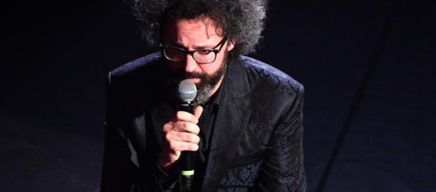 Sanremo: Simone Cristicchi si commuove dopo l'esibizione Sanremo: Simone Cristicchi si commuove dopo l'esibizione