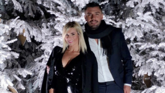 Julien Tanti relance les rumeurs de grossesses concernant Carla Moreau avec une photo.