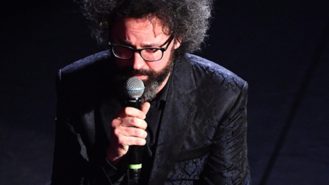 Sanremo: Simone Cristicchi si commuove dopo l'esibizione