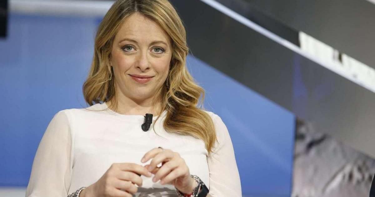 Il Pd espone bandiera francese su Twitter, Meloni ‘Servi della