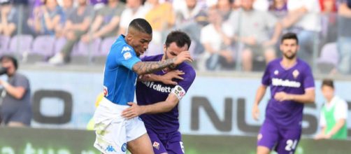 Allan e l'ex capitano della Fiorentina, Badelj, lottano per un pallone a centrocampo.