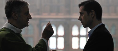 Escena de 'Gracias a Dios' de François Ozon, con el Padre Peyrat ante una de sus víctimas, a quien va a dar la Comunión.