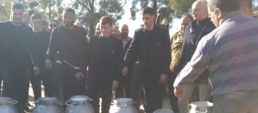 I giocatori del Cagliari versano il latte in solidarietà con i pastori