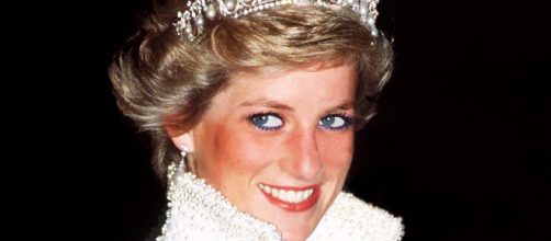 Lady Diana felice corona abito bianco
