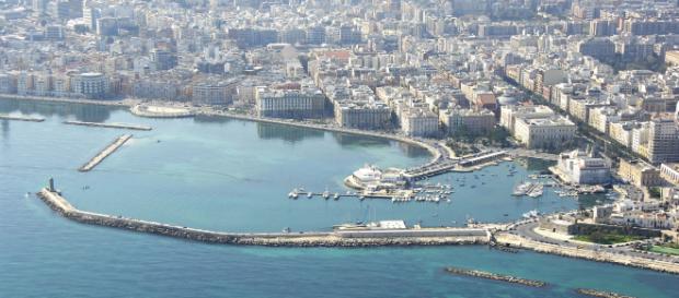 Bari, lunghe code all'ufficio Anagrafe per cambio di residenza: rischio truffa Reddito di Cittadinanza Bari, lunghe code all'ufficio Anagrafe per cambio di residenza: rischio truffa Reddito di Cittadinanza