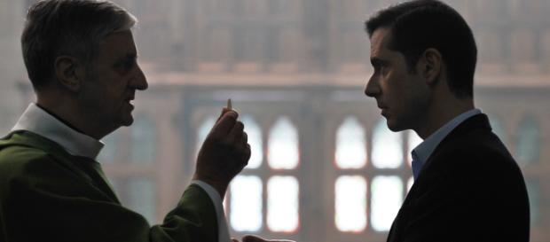 Escena de 'Gracias a Dios' de François Ozon, con el Padre Peyrat ante una de sus víctimas, a quien va a dar la Comunión. Escena de 'Gracias a Dios' de François Ozon, con el Padre Peyrat ante una de sus víctimas, a quien va a dar la Comunión.