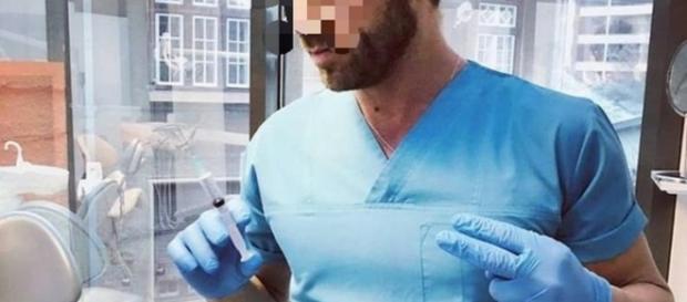 L'italiano Matteo Politi è stato arrestato in Romania: si fingeva chirurgo estetico, ma aveva solo la licenza media. L'italiano Matteo Politi è stato arrestato in Romania: si fingeva chirurgo estetico, ma aveva solo la licenza media.