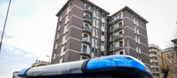 Milano, bimba di 3 anni cade dal quinto piano. Milano, bimba di 3 anni cade dal quinto piano.