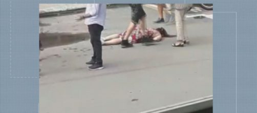 Idosa dá 'gravata' em mulher após briga de trânsito - Foto: Reprodução EPTV