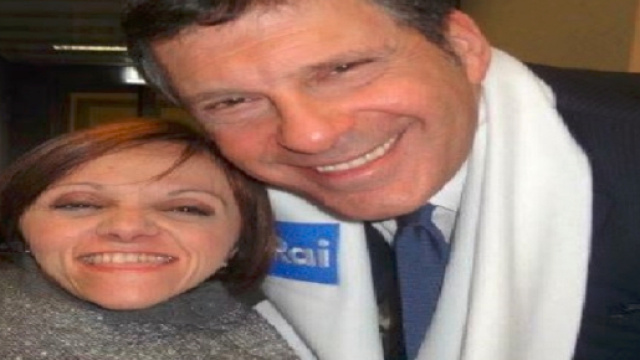 Napoli, Emiliana muore a 40 anni: in centinaia per darle l'ultimo saluto