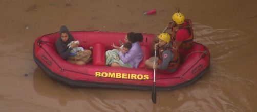 Família levou o gato junto no bote. (Crédito: Reprodução/ TV Globo)