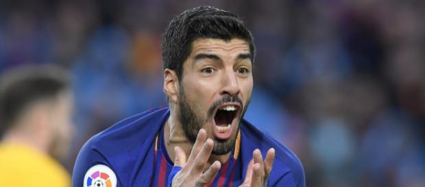 Luis Suarez embarqué dans une énième polémique avec sa nouvelle simulation Luis Suarez embarqué dans une énième polémique avec sa nouvelle simulation