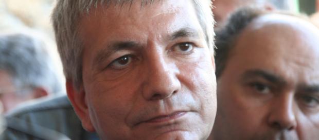 Nichi Vendola critica PD e M5S, indicando una nuova via alla sinistra Nichi Vendola critica PD e M5S, indicando una nuova via alla sinistra