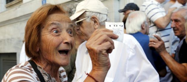 Pensioni: da aprile tagli ad assegni più alti e blocco dell'adeguamento al costo della vita. Pensioni: da aprile tagli ad assegni più alti e blocco dell'adeguamento al costo della vita.