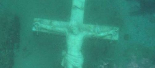 Estátua de Jesus crucificado no fundo do Lago Michigan (Foto: Reprodução / Fox News)