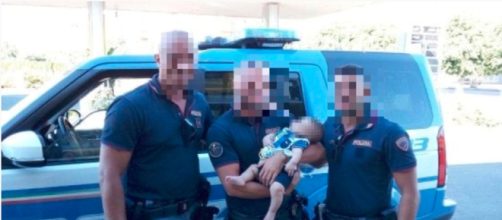 Napoli, bimbo cianotico non respira: i poliziotti lo rianimano in strada davanti a tutti - Teleclubitalia.