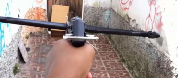 Besta: arma medieval pode ser comprada legalmente em loja de pesca online. (Foto: Reprodução/YouTube) Besta: arma medieval pode ser comprada legalmente em loja de pesca online. (Foto: Reprodução/YouTube)