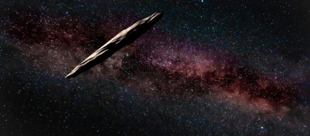 Oumuamua, l'asteroide interstellare a forma di sigaro, potrebbe essere una cometa oscillante. - everyeye.it Oumuamua, l'asteroide interstellare a forma di sigaro, potrebbe essere una cometa oscillante. - everyeye.it