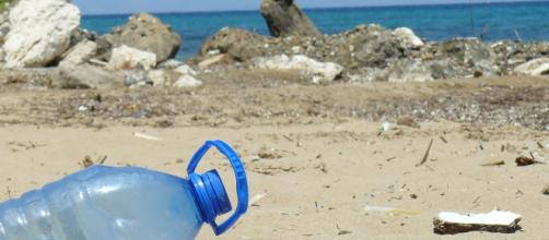 Puglia, stop alla plastica in spiaggia: primo divieto in Italia
