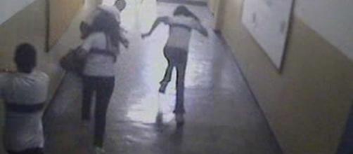 Câmeras flagraram estudantes de Realengo correndo após ataque. (Imagem: Câmera de segurança da escola Tasso da Silveira, em Realengo)