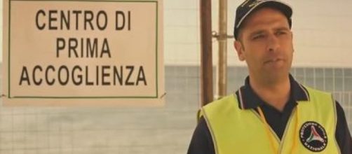 Checco Zalone cerca comparse tra i profughi