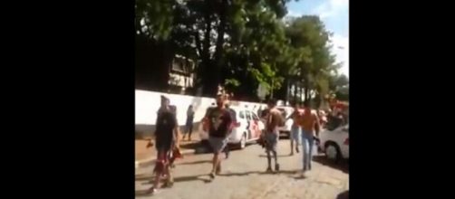 Estudantes deixam a Escola Estadual Raul Brasil, em Suzano, na Grande São Paulo, após ataque a tiros (Foto: Reprodução)
