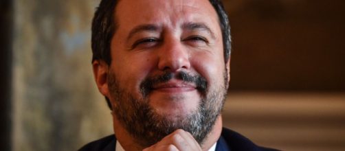 Sputare contro la foto di Salvini non è reato, archiviato un procedimento penale