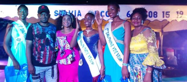 Le Maire de la Commune d'Arrondissement de Yaoundé 6 Mr Yoki Onana, l'artiste Lady Ponce, et les Miss de la foire FEMY 6 (c) Simone Virginie Nga Le Maire de la Commune d'Arrondissement de Yaoundé 6 Mr Yoki Onana, l'artiste Lady Ponce, et les Miss de la foire FEMY 6 (c) Simone Virginie Nga
