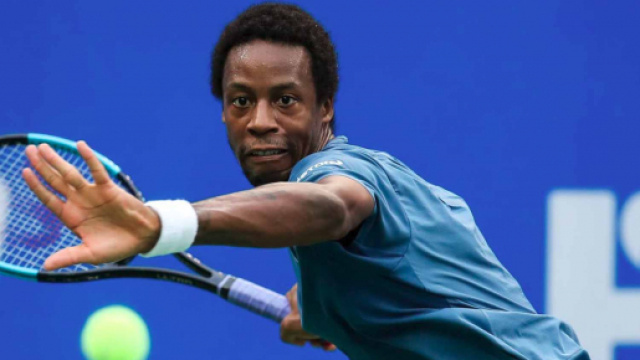 Gael Monfils n'a pas perdu de temps sur le terrain, exp&eacute;diant Philipp Kohlschreiber sur le score sans appel de 6/0, 6/2