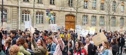 A Parigi migliaia i giovani in piazza per l'ambiente.