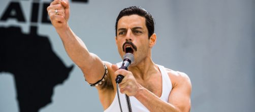 Rami Malek surpreende ao imitar trejeitos de Freddy Mercury, líder da banda Queen - Foto: acervo Blasting News