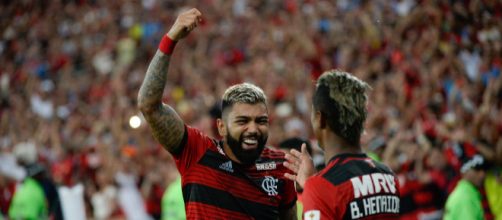 Gabriel e B. Henrique após o gol do Flamengo contra LDU (Divulgação/Flamengo)