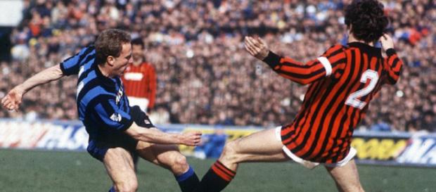 Contrasto tra Karl Heinz Rummenigge e Franco Baresi in Inter-Milan del 17 marzo 1985 Contrasto tra Karl Heinz Rummenigge e Franco Baresi in Inter-Milan del 17 marzo 1985
