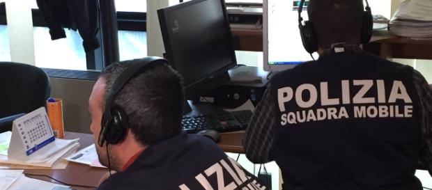 Maresciallo trova l'ex moglie con l'amante assessore: lo ricatta scattandogli foto osé. Maresciallo trova l'ex moglie con l'amante assessore: lo ricatta scattandogli foto osé.