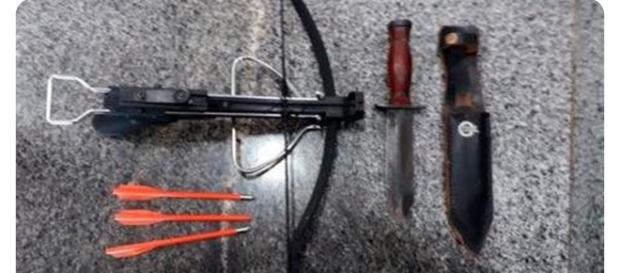 O homem utilizava uma besta, arma parecida com a que estava com um dos assassinos na escola em Suzano (foto: reprodução/ PMDF) O homem utilizava uma besta, arma parecida com a que estava com um dos assassinos na escola em Suzano (foto: reprodução/ PMDF)