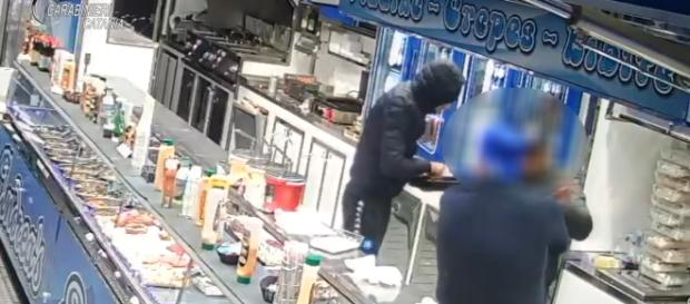 Prendono a schiaffi dipendente e rapinano panineria, due arresti Prendono a schiaffi dipendente e rapinano panineria, due arresti