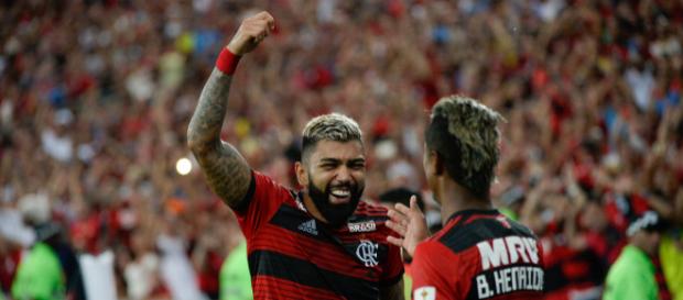 Gabriel e B. Henrique após o gol do Flamengo contra LDU (Divulgação/Flamengo) Gabriel e B. Henrique após o gol do Flamengo contra LDU (Divulgação/Flamengo)