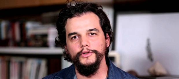 Wagner Moura provoca Bolsonaro ao falar de em estreia de filme. (Foto: Reprodução/Youtube) Wagner Moura provoca Bolsonaro ao falar de em estreia de filme. (Foto: Reprodução/Youtube)