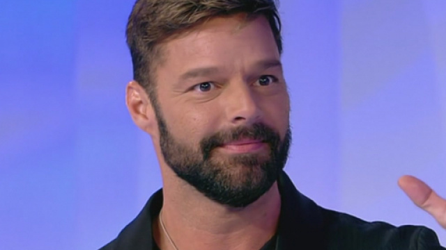 Anticipazioni Amici 18: Ricky Martin coach del serale, Ludovica e Jefeo in maglia verde.
