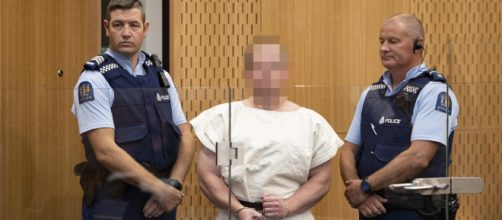 Nuova Zelanda, il killer della strage di Christchurch in tribunale fa il gesto dei suprematisti