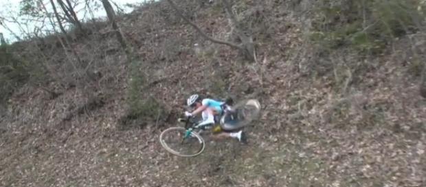 La caduta in discesa di Alexey Lutsenko La caduta in discesa di Alexey Lutsenko
