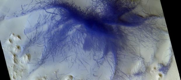 La misteriosa struttura filamentosa blu fotografata su Marte - flipboard.com La misteriosa struttura filamentosa blu fotografata su Marte - flipboard.com