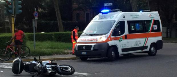 Napoli, schianto in moto, muore a 17 anni: donati gli organi, il dolore a scuola. Napoli, schianto in moto, muore a 17 anni: donati gli organi, il dolore a scuola.