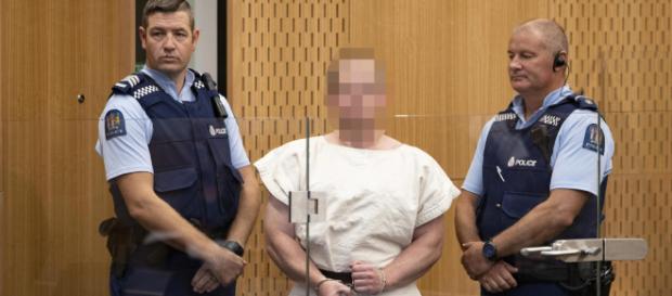 Nuova Zelanda, il killer della strage di Christchurch in tribunale fa il gesto dei suprematisti Nuova Zelanda, il killer della strage di Christchurch in tribunale fa il gesto dei suprematisti