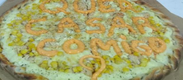Pedido de casamento é escrito em uma pizza. (Foto: Reprodução/Arquivo pessoal) Pedido de casamento é escrito em uma pizza. (Foto: Reprodução/Arquivo pessoal)