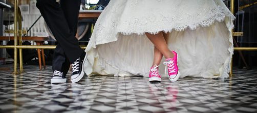 Regno Unito: sposa trova messaggio inciso sulle sue scarpe nuziali, è della madre deceduta.