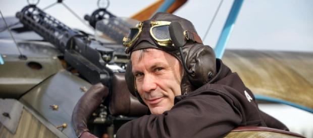 Bruce Dickinson, cantante degli Iron Maiden e pilota d'aerei Bruce Dickinson, cantante degli Iron Maiden e pilota d'aerei